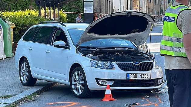 Pi nehod v Kralupech nad Vltavou se srazila tyi auta, mezi nimi i jedno policejn, kter jelo k jinmu ppadu (19. 5. 2022)