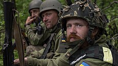Ukrajintí vojáci na nedávno osvobozených územích severn Charkova (15. kvtna...
