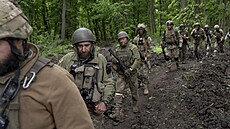 Ukrajintí vojáci na hlídce severn od Charkova (15. kvtna 2022) 