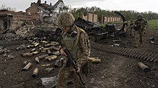 Ukrajinští vojáci na hlídce severně od Charkova (15. května 2022) 