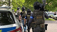 Policie zasahuje u podezření z držení rukojmí v Praze. (17. května 2022)