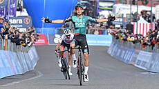 Německý cyklista Lennard Kämna slaví etapové prvenství na Giru.