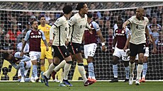 Fotbalisté Liverpoolu slaví vstelený gól na hiti Aston Villy.