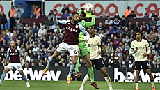 Douglas Luiz z Aston Villy otravuje p�ed brankou Liverpoolu.