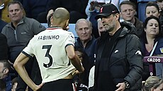 Záloník fotbalist Liverpoolu Fabinho v debat s kouem Jürgenem Kloppem.