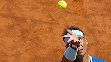 Rafael Nadal pi podání na turnaji v ím.