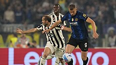 V souboji hodn zkuených borc se potkali Giorgio Chiellini (vlevo) z...