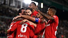 Fotbalisté Atlétika Madrid s radují na h�i�ti Elche.