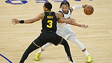 Jordan Poole z Golden State precizn brání Jalena Brunsona z Dallasu.