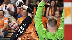 Plze�ský házenká� Jan Stehlík zakon�uje ve finálovém utkání proti Karviné.