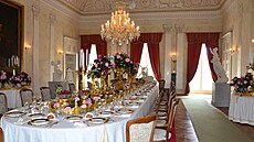 Interiér zámku Kyn�vart. Ukázka historického stolování.