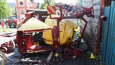 Dopravní nehoda traktoru p�evá�ejícího v p�ív�su hnojivo ve Val�i na...