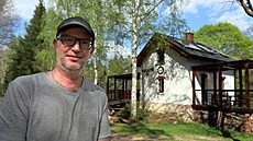 Petr Veleba ped lety koupil bývalý strání domek a opravil ho. Dnes slouí u...