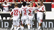 Fotbalisté Stuttgartu se radují z gólu v ligovém zápase proti Kolínu nad Rýnem.