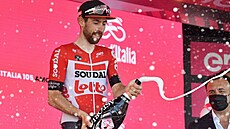 Belgian Thomas De Gendt oslavuje na podiu vítzství osmé etapy Gira.