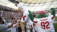 Atakan Karazor (Stuttgart) slaví záchranu svého týmu v Bundeslize.