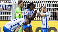 Fotbalisté Herthy Berlín po prohraném zápase s Dortmundem.