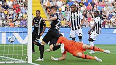 Giulio Maggiore (Spezia) dává gól v zápase s Udinese.