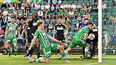 David Pu�ká� (uprost�ed) z Bohemians st�ílí sv�j �tvrtý gól v utkání proti...