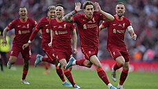 Liverpool hrái slaví vítznou penaltu Kostase Tsimikase a zisk FA Cupu.