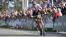 Ondřej Cink v závodě Světového poháru horských kol v Novém Městě na Moravě.