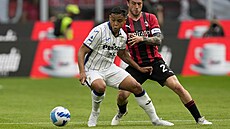 Luis Muriel (vlevo) se obtáí kolem Davida Calabrii v zápase Atalanty proti AC...