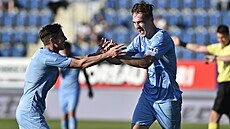 Milan Petr�ela a Filip Vecheta ze Slovácka se radují z gólu.