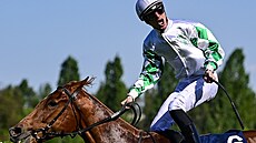 Vítězný žokej Milan Zatloukal a jeho kůň Zamico na Velké jarní ceně.