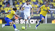 Federico Valverde (Real Madrid) se pokouí o prnik mezi dvojicí soupe z...