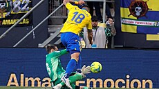 Andriy Lunin (Real Madrid) fauluje Alvara Negreda (Cádiz).