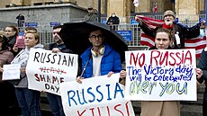 Demonstranti drí transparenty bhem protestu proti ruské invazi na Ukrajinu v...