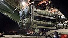 Členové ruského vojenského personálu vykládají raketové systémy protivzdušné... | na serveru Lidovky.cz | aktuální zprávy