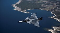 Švédská stíhačka letí nad ostrovem Gotland v Baltském moři. (11. května 2022)