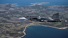 Švédská stíhačka letí nad ostrovem Gotland v Baltském moři. (11. května 2022)