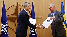 Generální tajemník NATO Jens Stoltenberg a védský velvyslanec pi NATO Axel...