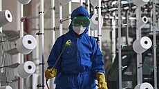 Pracovník dezinfikuje továrnu v Pchjongjangu. (18. května 2022) | na serveru Lidovky.cz | aktuální zprávy