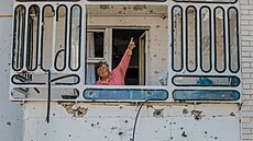Seniorka v ukrajinské Bu�i ukazuje, jak Rusové zni�ili její d�m. (10. kv�tna...