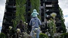 Rodina se dívá na svůj zničený dům v ukrajinské Borodjance. ta leží několik...