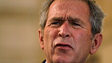 Americký prezident George W. Bush reaguje na otázku na tiskové konferenci v...
