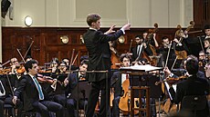 Dirigent Thomas Guggeis a členové West-Eastern Divan Orchestra při zahajovacím...