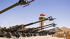 Tažené 155mm houfnice M777 připravené k dodání na Ukrajinu (March Air Reserve...