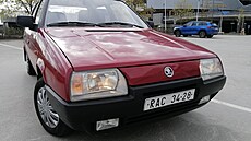 koda Favorit ped hokejovou arénou v Tampere