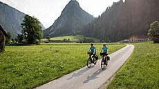 Až na drobné výjimky vede Innská cyklostezka v Tyrolsku mírným terénem kolem...
