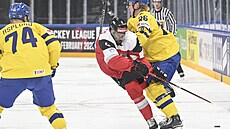 Rasmus Dahlin na modré áe trefuje Aliho Wukovitse.