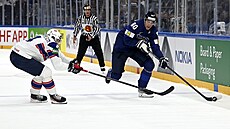 Finský úto�ník Saku Mäenalanen (80) se sna�í p�ejít p�es norského obránce...