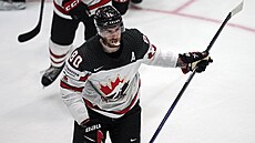 Útočník Kanady Pierre-Luc Dubois vstřelil gól a hraje si s chráničem zubů.