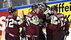 Hokejisté Lotyšska se radují z vítězství v zápase s Norskem.