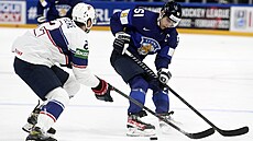 Americký obránce Andrew Peeke (2) se vydává do souboje s finským kapitánem...
