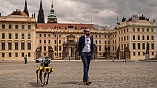 Náměstek ministryně obrany Tomáš Kopečný a autonomní robotický pes Boston...