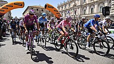Cyklisté se vydávají na trasu páté etapy Gira z Catanie do Messiny. Ve fialové...